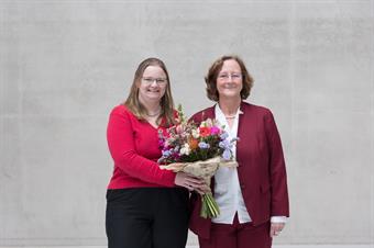 Die Vorsitzende der Hochschulwahlversammlung, Kathrin Schweppe (li.), gratulierte der Präsidentin, Prof. Dr. Edeltraud Vomberg, zur Wiederwahl. 